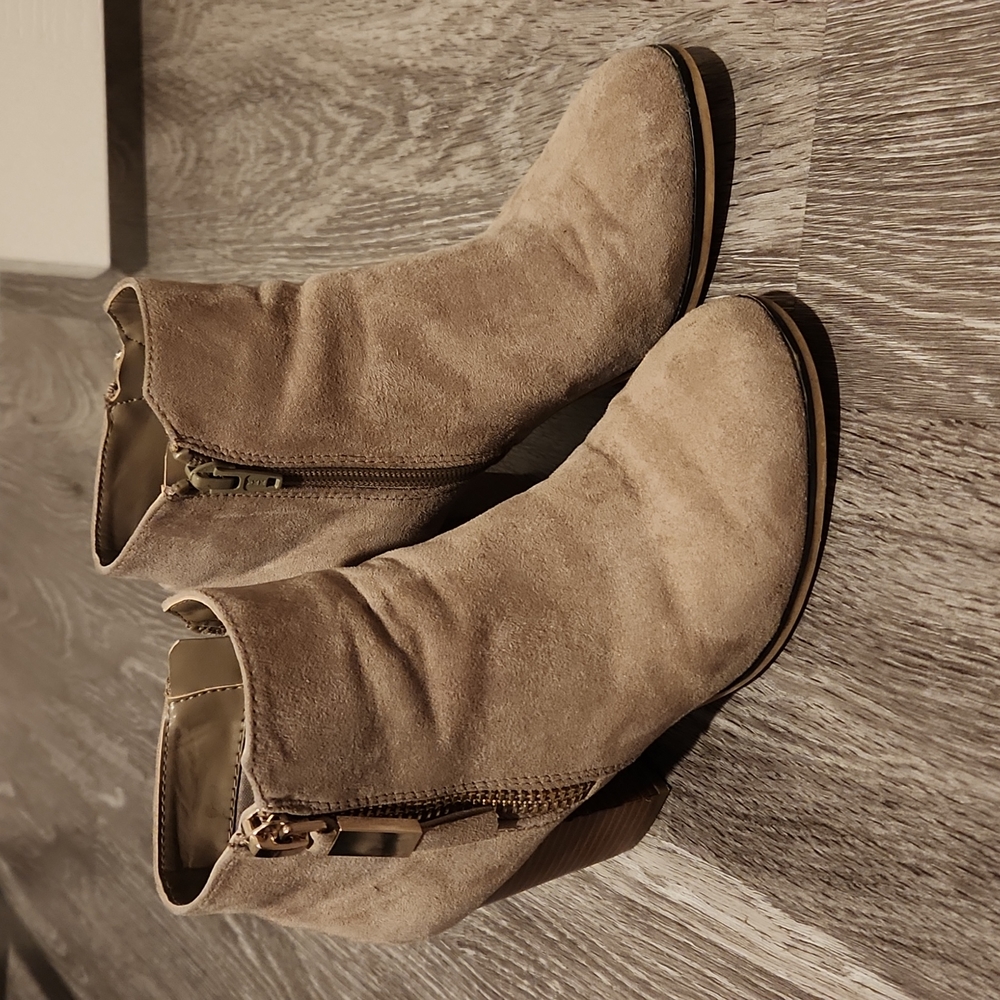 Women's ankle boots side zipper size 6 taupe